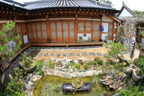 Hostal Happiness Full Hanok Guesthouse
