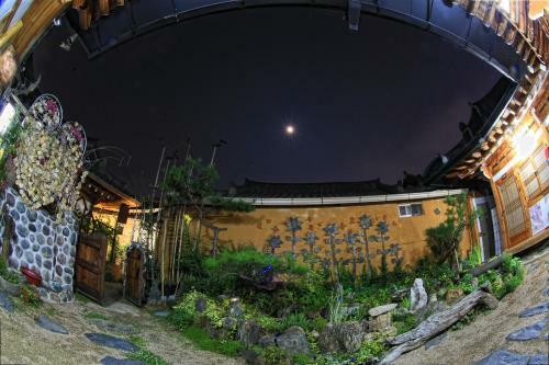 Hostal Happiness Full Hanok Guesthouse