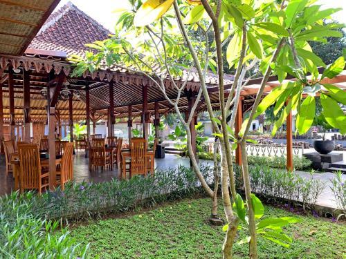 Senthong Asri Hotel And Resto