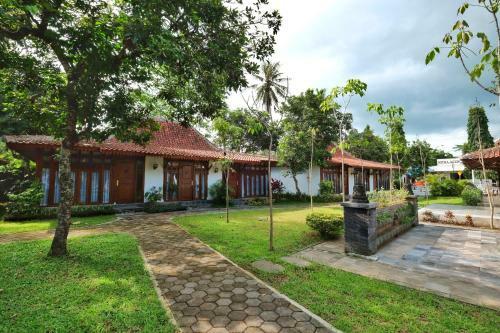 Senthong Asri Hotel And Resto