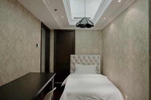 Ring Service Apartment No.8 On The East