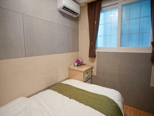 Hostal D.h Sinchon Guesthouse