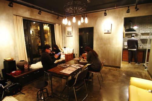Hostal Twotwo House