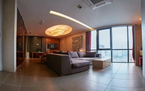Tria Business & Boutique Hotel