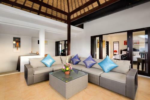Coconuts Villa Balangan Beach