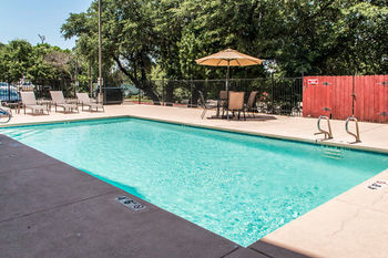 Hotel Comfort Suites I-35 North