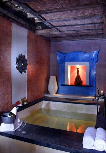 Hotel The Sandi Phala Beach Resort And Ma Joly Restaurant