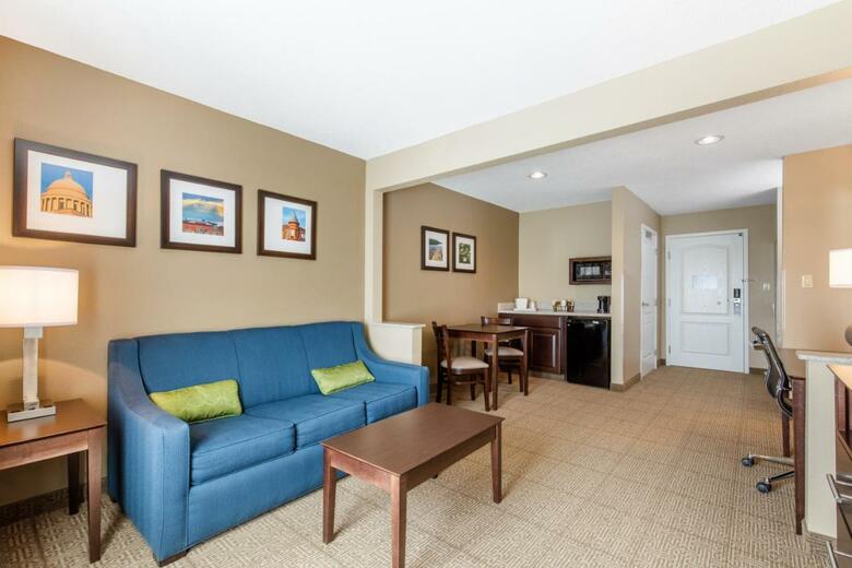 Hotel Comfort Inn & Suites