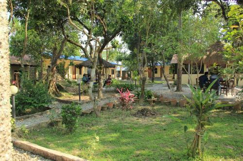 Hotel Chitwan Safari Camp & Lodge