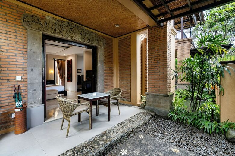 Hotel Bebek Tepi Sawah Restaurant & Villas