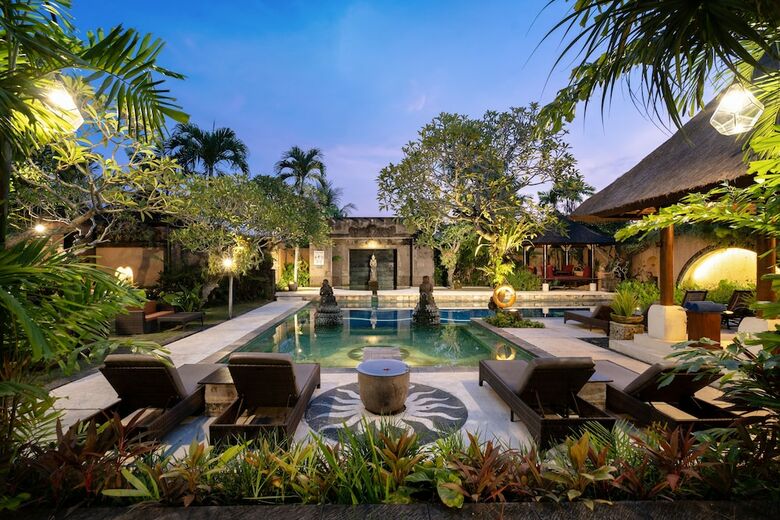 Hotel Bebek Tepi Sawah Restaurant & Villas