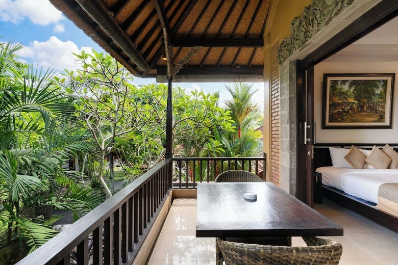 Hotel Bebek Tepi Sawah Restaurant & Villas