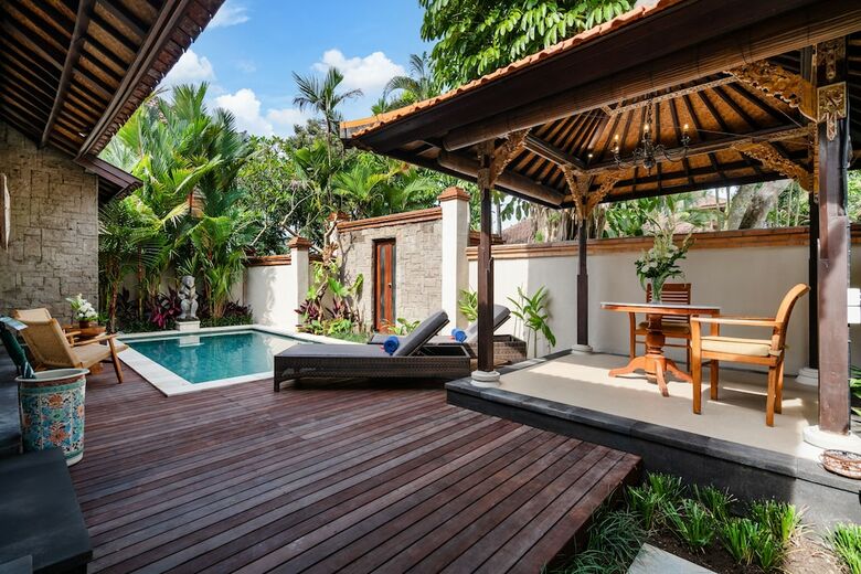 Hotel Bebek Tepi Sawah Restaurant & Villas