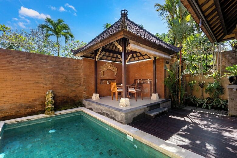 Hotel Bebek Tepi Sawah Restaurant & Villas