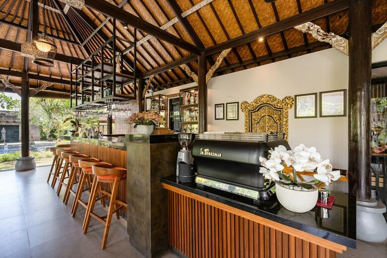 Hotel Bebek Tepi Sawah Restaurant & Villas
