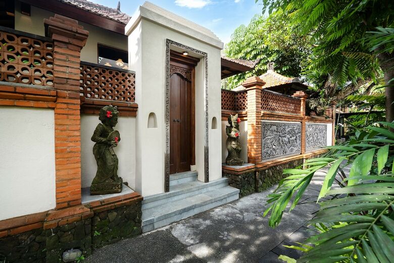 Hotel Bebek Tepi Sawah Restaurant & Villas