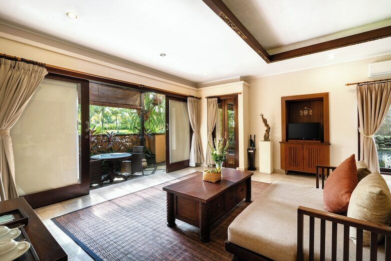 Hotel Bebek Tepi Sawah Restaurant & Villas