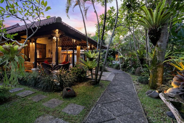 Hotel Bebek Tepi Sawah Restaurant & Villas