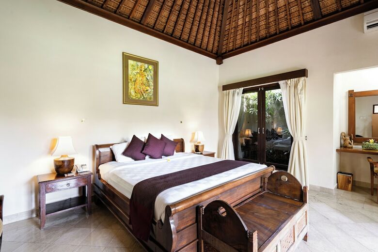 Hotel Bebek Tepi Sawah Restaurant & Villas