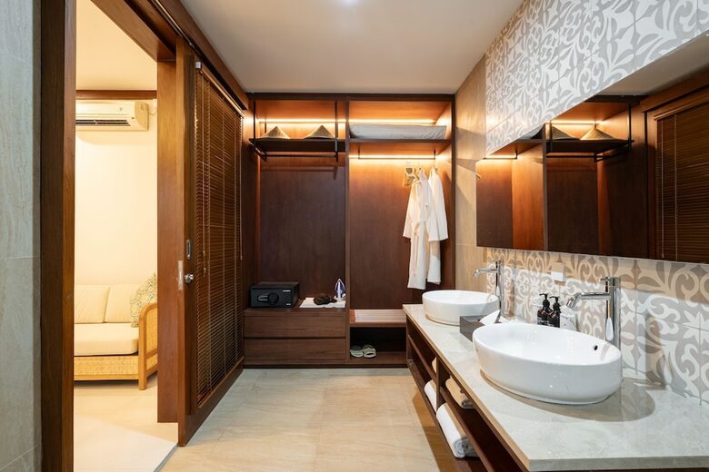 Hotel Bebek Tepi Sawah Restaurant & Villas