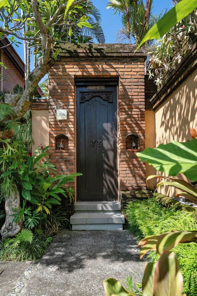 Hotel Bebek Tepi Sawah Restaurant & Villas