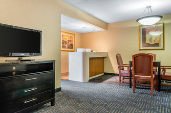 Hotel Quality Inn & Suites Airport