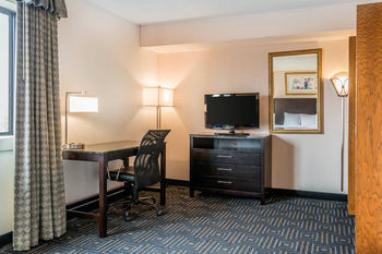 Hotel Quality Inn & Suites Airport
