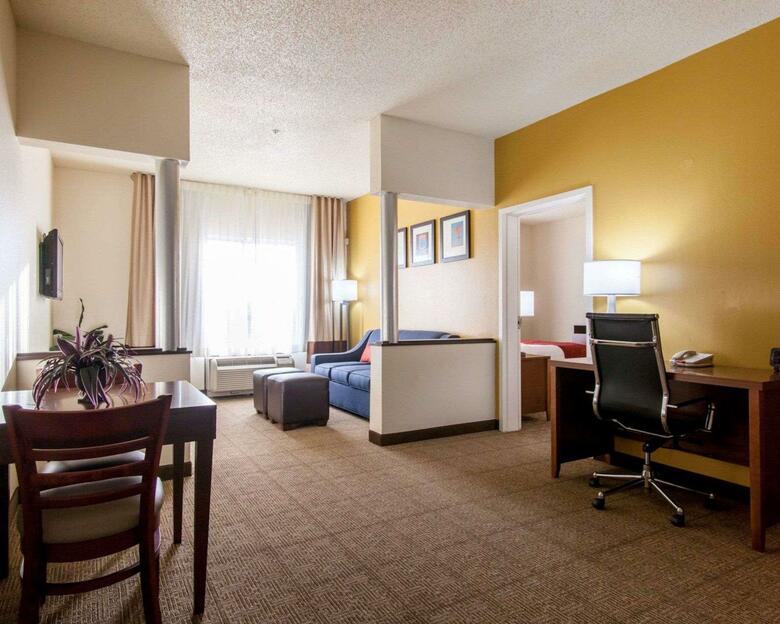 Hotel Comfort Suites Central/i-44