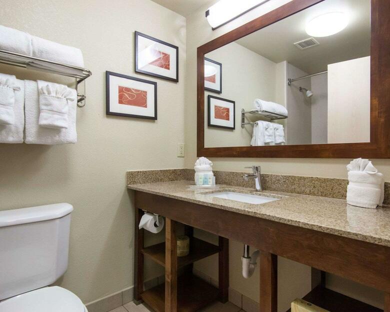 Hotel Comfort Suites Central/i-44