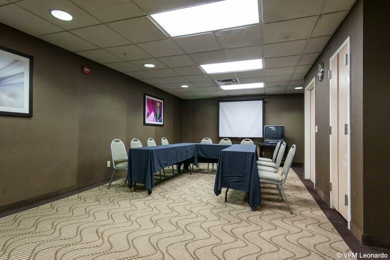 Hotel Comfort Suites Central/i-44