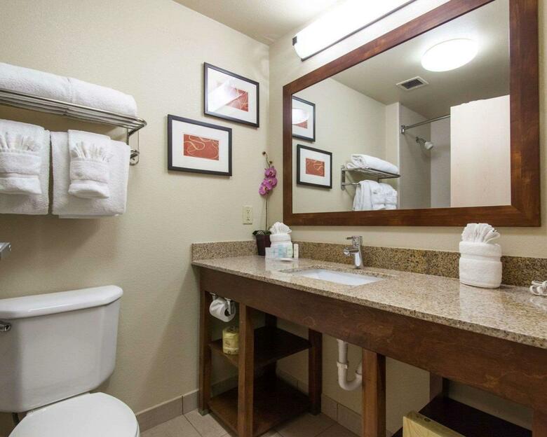 Hotel Comfort Suites Central/i-44