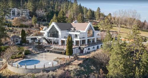 Hotel Lake Okanagan Resort