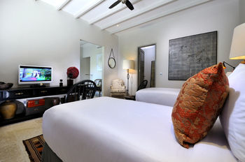 Hostal Room & Vespa 2
