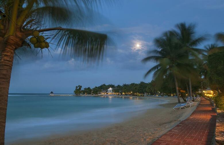 Hotel Half Moon