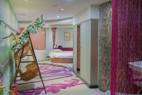 Hotel Theme Was Love Jiangwan Branch