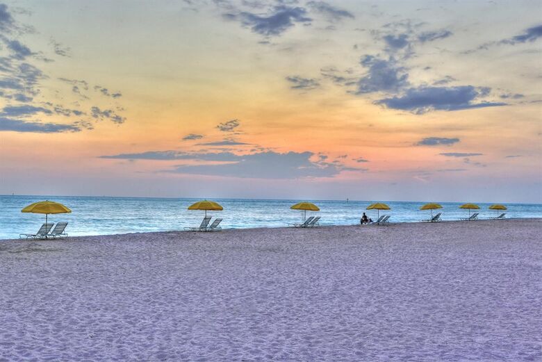 Hotel Sunset Vistas Beachfront Suites