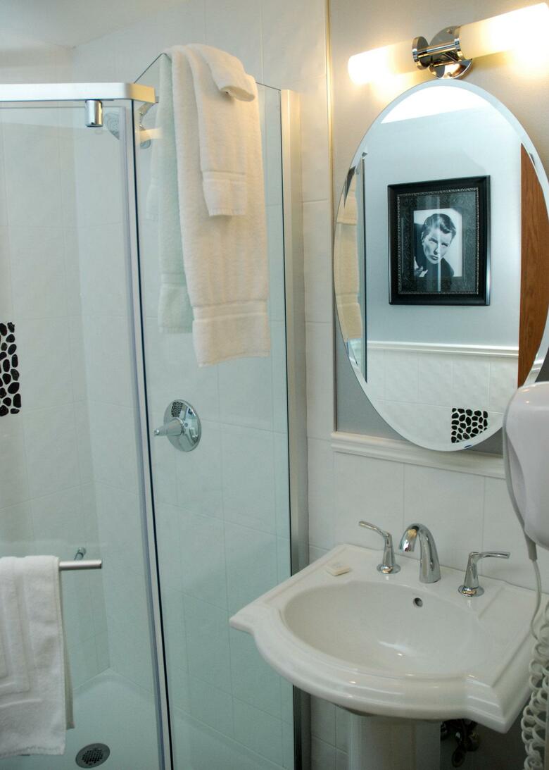 Hotel The Rosellen Suites At Stanley Park (.)