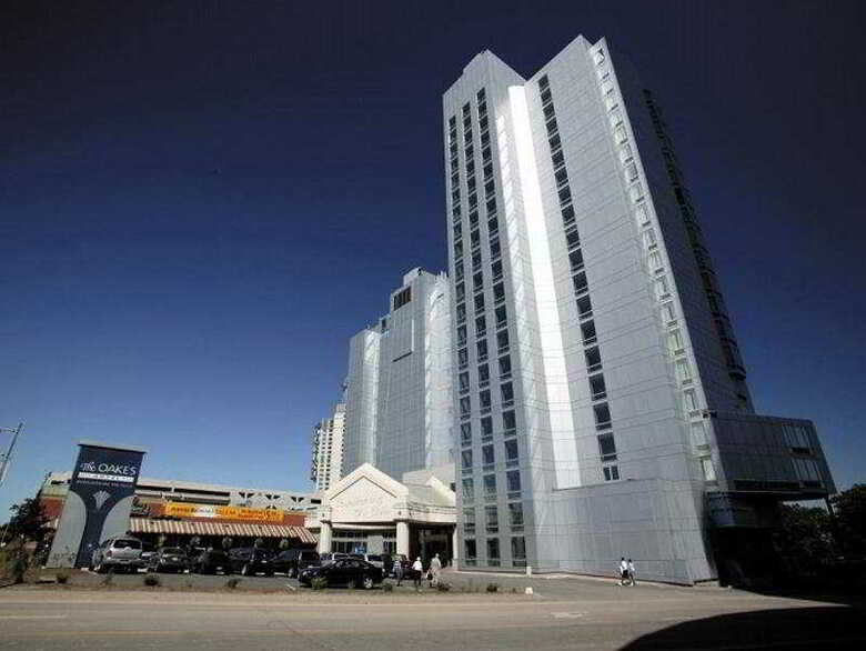 Oakes Hotel Overlooking The Falls