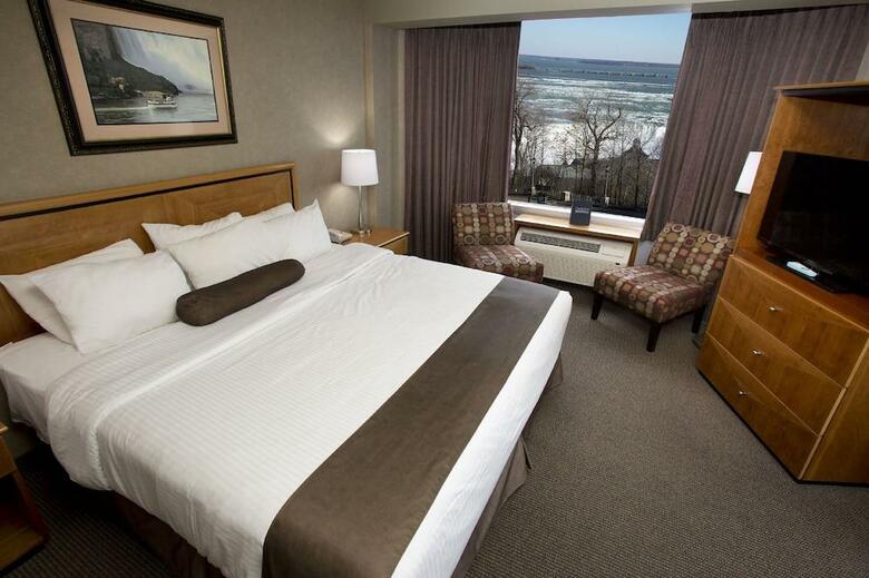 Oakes Hotel Overlooking The Falls