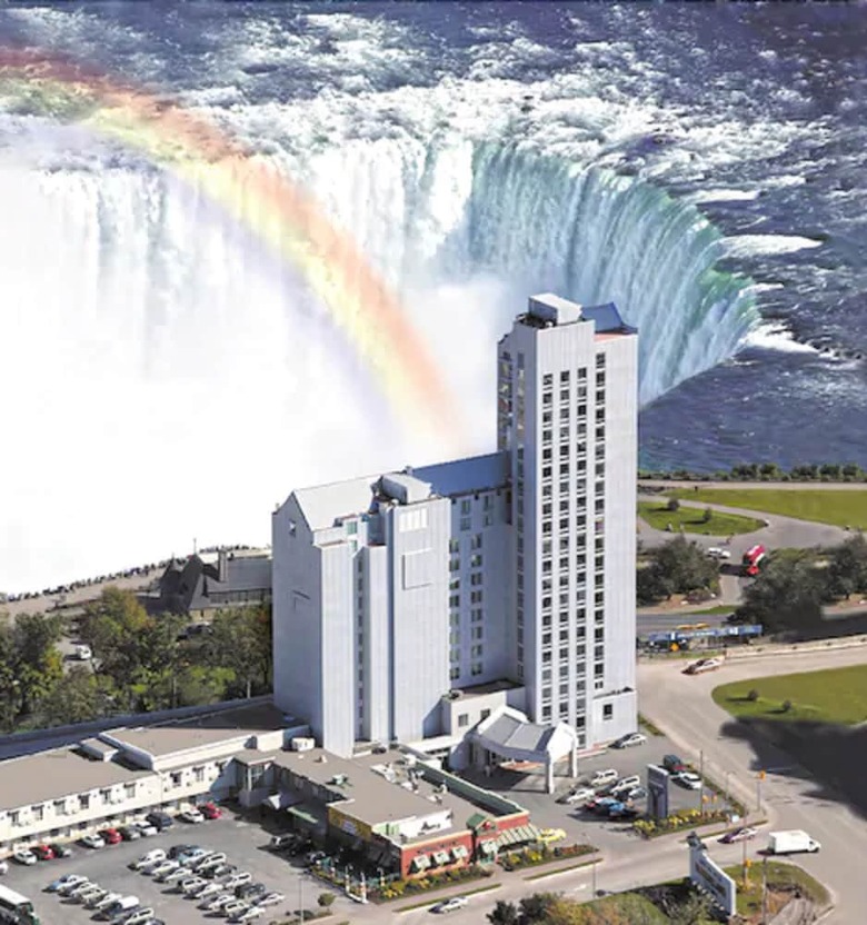 Oakes Hotel Overlooking The Falls