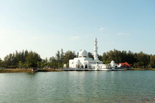 The Regency Waterfront Hotel
