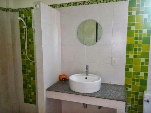 Hostal Bangtao Local House Rental