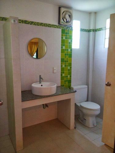 Hostal Bangtao Local House Rental