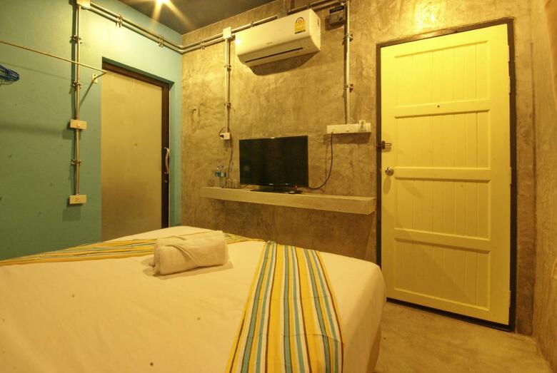 Hostal Khaolak Seafan Bed & Breakfast