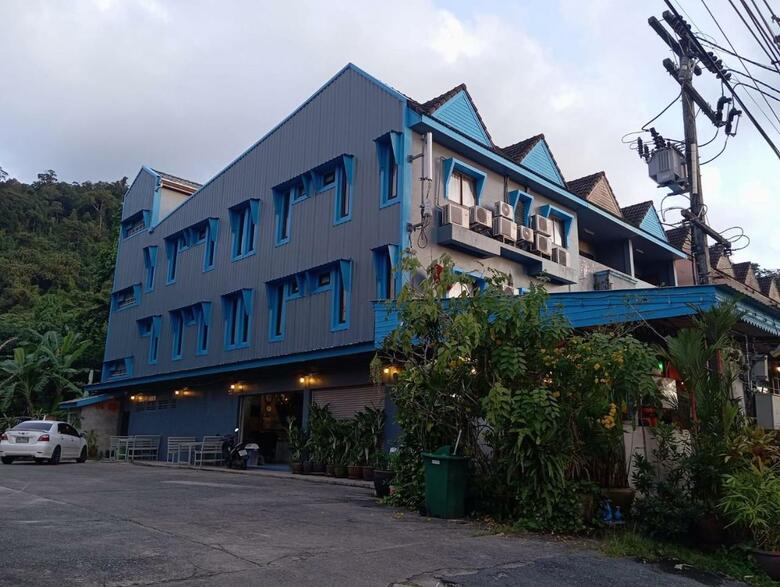 Hostal Khaolak Seafan Bed & Breakfast