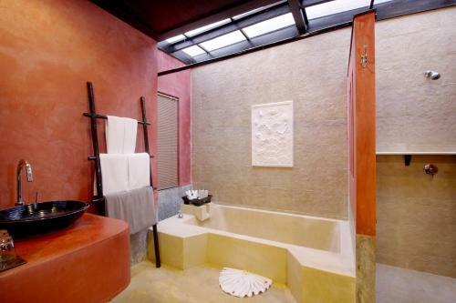 Hotel The Village Resort & Spa