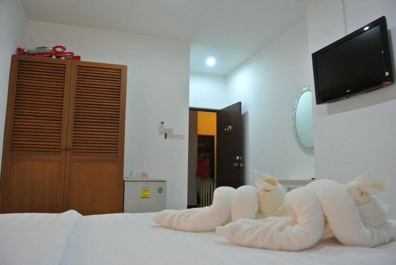 Hostal Karon Sunshine Guesthouse & Bar