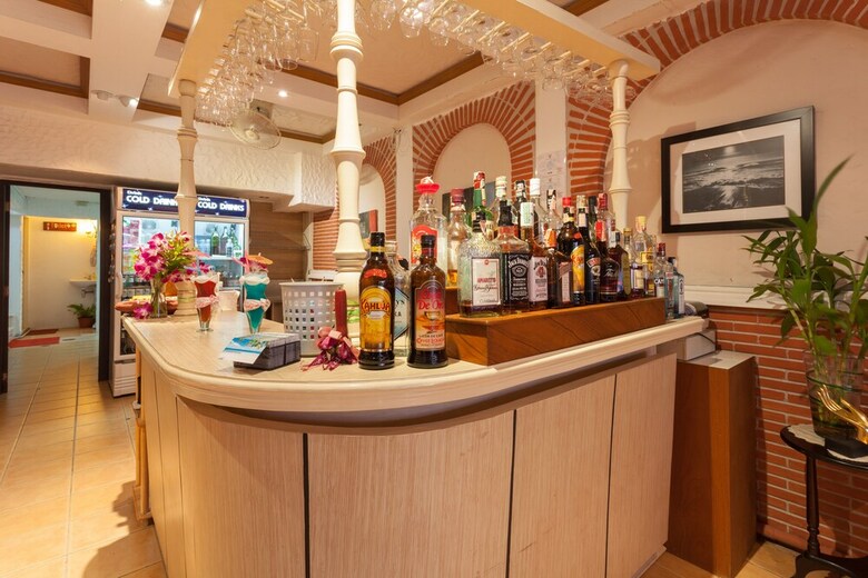 Hostal Karon Sunshine Guesthouse & Bar