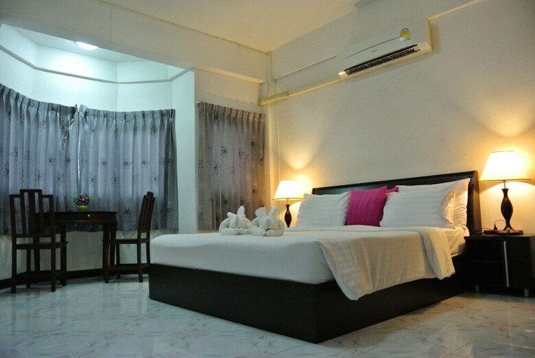 Hostal Karon Sunshine Guesthouse & Bar