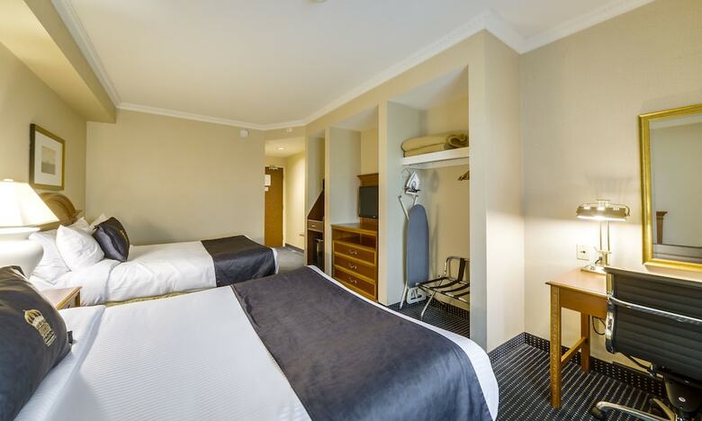 Hotel Monte Carlo Inns Toronto West Suites